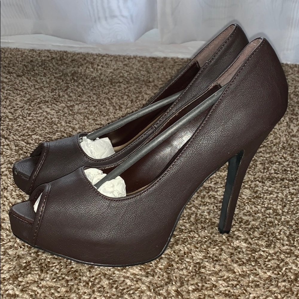 Heels/Platforms - Picture 3 of 6